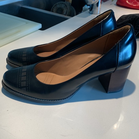 CLARKS “ARTISAN” LEATHER PUMPS - Picture 5 of 8